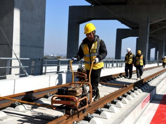 巢马城际铁路全线开始铺轨